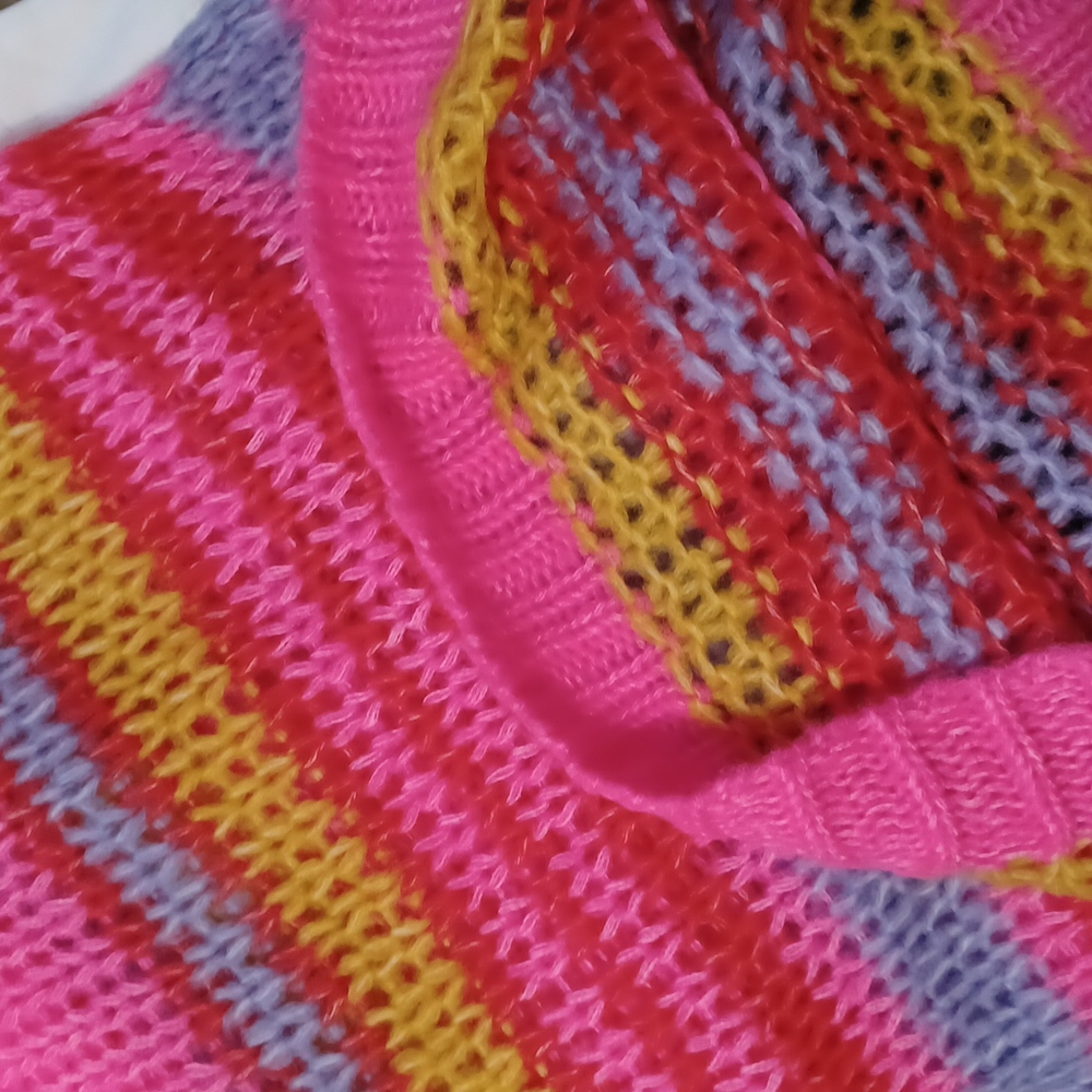 Beautiful Sweter Soft And Comfortable Size S - image 7